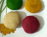 रंग बिरंगी गुजिया (rang birangi gujiya recipe in Hindi) रेसिपी चरण 1 फोटो