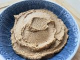 Hummus de garbanzo con salsa de trufa y ajo negro