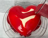 Une image de l'étape 27 de Gâteau-miroir en forme de cœur 3D, fourré à la fraise et à la mousse à la vanille.
