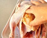 Foto del paso 3 de la receta: Pollo asado en freidora de aire {con condimento "Montreal Steak"}