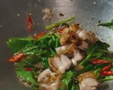 รูปขั้นตอนการทำที่ 4 ของ คะน้าหมูกรอบ