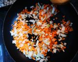 Foto del paso 2 de la receta: Calabacines rellenos de queso fresco granulado y atún