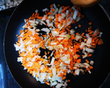 Foto del paso 2 de la receta: Calabacines rellenos de queso fresco granulado y atún
