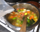 Foto del paso 2 de la receta: Sopa de caldo de verduras con galets y huevo rallado