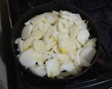 Foto del paso 2 de la receta: Papas aplastadas con cebolla y queso