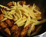 รูปขั้นตอนการทำที่ 2 ของ ไก่ผัดพริกแกงหน่อไม้