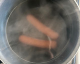Foto del paso 1 de la receta: Botitas navideñas de salchicha