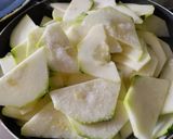 Foto del paso 2 de la receta: Calabacines🥒🍲🥫 en salsa de pimiento rojo y tomate asado🍅🌶️🧅