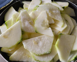 Foto del paso 2 de la receta: Calabacines🥒🍲🥫 en salsa de pimiento rojo y tomate asado🍅🌶️🧅
