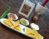 A picture of step 5 of Cheese nachos with salsa and guacamole.