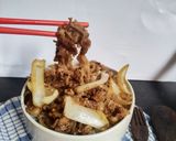 Foto langkah ke 5 dari resep Gyudon / Beef Bowl (daging sapi masak bombay ala Yo**i*oya).