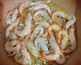 Foto del paso 4 de la receta: Gambas frescas salteadas al ajillo y perejil