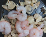 Foto del paso 1 de la receta: Tortilla rellena, champiñones con gambas al ajillo....🦐🦐