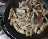 Foto del paso 1 de la receta: Pechuga con Champiñones y ensalada