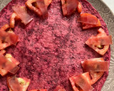 Foto del paso 3 de la receta: Ensalada de tomate sobre tortilla de remolacha