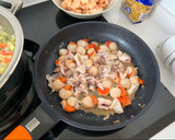 Foto del paso 2 de la receta: Fideuá con gambón, vieiras y calamares