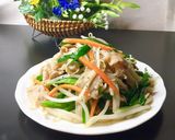 Hình bước làm 3 của món Thịt heo xào giá hẹ