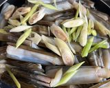 Hình bước làm 1 của món Ốc Móng Tay Xào Mì Và Cải Cay