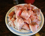 Foto del paso 1 de la receta: Lomo de cerdo en salsa de tomate natural con uvas pasas