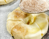 Foto del paso 2 de la receta: Manzanas envueltas con hojaldre