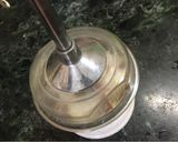A picture of step 2 of Strawberry-Apple smoothie with cinnamon powder.