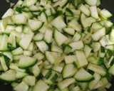 Foto del paso 2 de la receta: Tortilla de calabacín, pimiento y quesitos