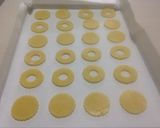 Foto del paso 3 de la receta: Galletas rellenas de mermelada y dulce de leche