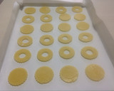 Foto del paso 3 de la receta: Galletas rellenas de mermelada y dulce de leche
