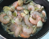 Foto del paso 3 de la receta: Gambas con chirlas al brandy de jerez