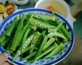 Hình bước làm 3 của món Rau muống luộc cùng đậu bắp