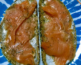 Foto del paso 1 de la receta: Una rebanada de pan con "all i oli"y salmón