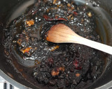 Foto del paso 4 de la receta: Arroz negro meloso con sepia y pimientos del piquillo