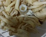 Foto langkah ke 2 dari resep Crispy Cream Mushroom Soup.