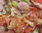 Foto del paso 2 de la receta: Tortilla de vegetales con salchichas y queso