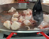 Foto del paso 3 de la receta: Fideuà negra de chipirones y langostinos