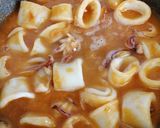 Foto del paso 7 de la receta: Calamaritos en salsa con cebolla