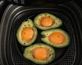 Hình bước làm 3 của món Avocado egg boat