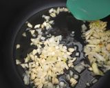 Foto langkah ke 2 dari resep Isian Bakpao Ayam Jamur Kecap.