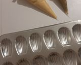 Une image de l'étape 8 de Madeleines fourrées pistache.