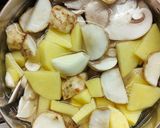Foto del passaggio 2 della ricetta Vellutata di funghi champignon