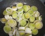 Foto del passaggio 1 della ricetta Risotto alla crema di porro, formaggio di montagna e pepe