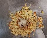 Foto langkah ke 3 dari resep Mie goreng telur.