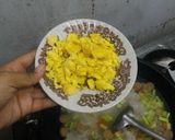 Foto langkah ke 5 dari resep Seblak Sederhana ala raekresnna.