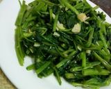 Foto langkah ke 2 dari resep Kangkung tumis bawang putih.