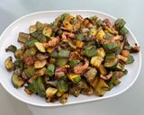 Une image de l'étape 13 de Courgettes et poivrons au lard et épices.
