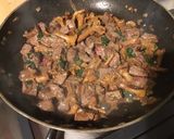 Une image de l'étape 11 de Bœuf aux girolles et persil.