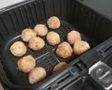 Foto del paso 4 de la receta: Albóndigas en air fryer Cosori con una salsa de tomate y boletus