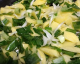 Foto del paso 2 de la receta: Tortilla de patata con cebolleta tierna