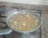 Foto del paso 5 de la receta Habas con calamares encebollados