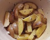 Foto langkah ke 3 dari resep Baked potato wedges.
